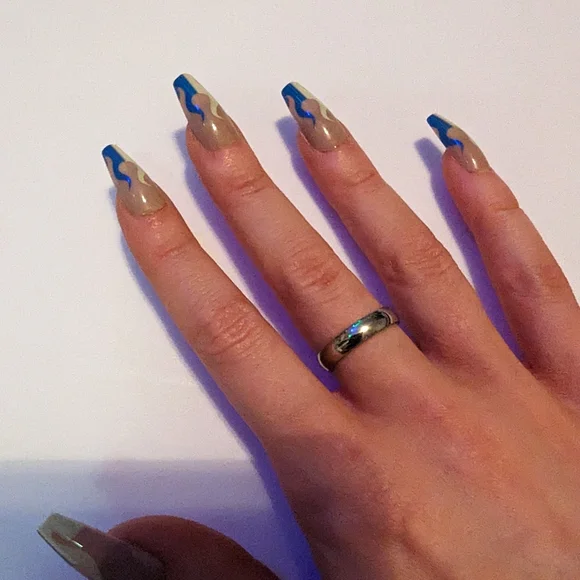 Silvery ring/band - Picture 7 of 9